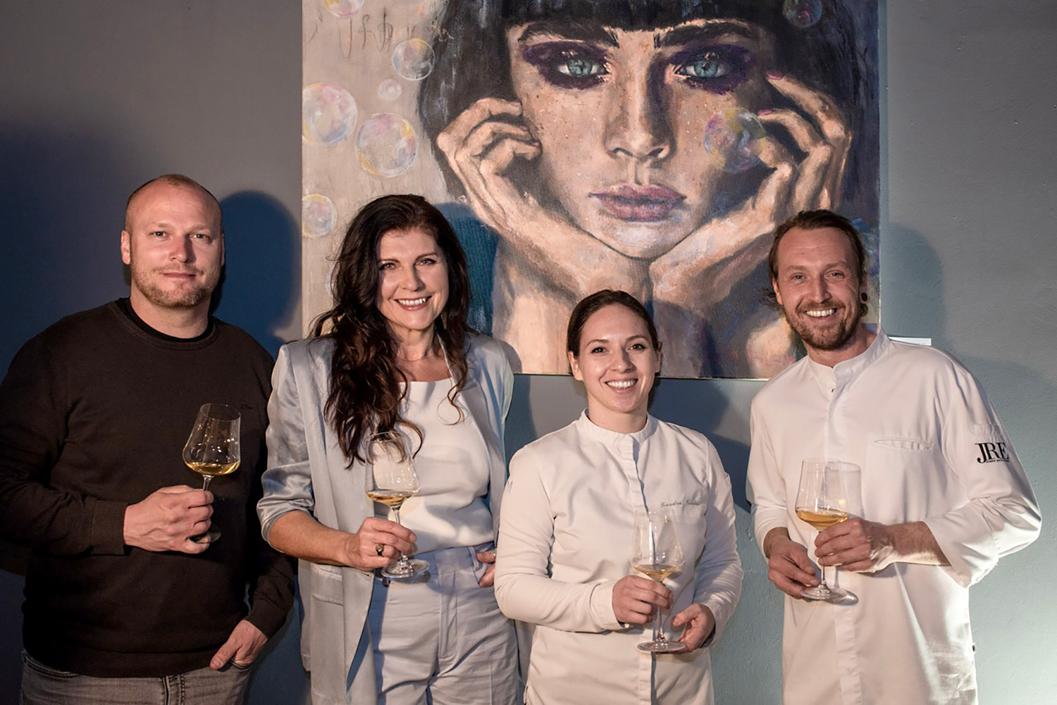 Winzer Michael Lorenz, Künstlerin Anita Franziska Müller-Filzmaier und die Spitzenköch:innen Sandra Scheidl und Philipp Dyczek. Foto beigefügt