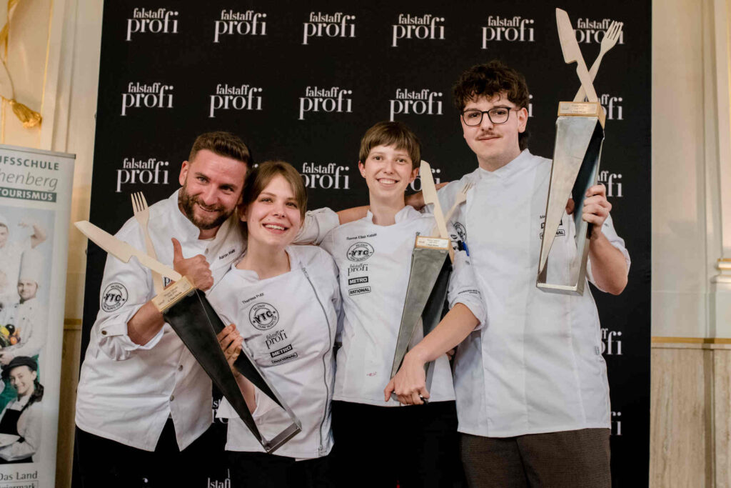 Jury-Mitglied Aaron Waltl mit den drei Erstplatzierten in der Kategorie »Küche« 2023: Theresa Putz (3. Platz), Sanna Elisa Kabas (1. Platz) und Mario Ludwig (2. Platz). © Conny Leitgeb Photography