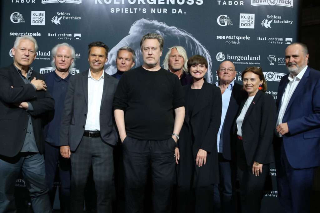 V.l.n.r.: Eduard und Johannes Kutrowatz, Didi Tunkel, Alfons Haider, Nicholas Ofczarek, Ewald Tatar, Astrid Steharnig-Staudinger, Wolfgang Böck, Susanne Kraus-Winkler und Hans Peter Doskozil bei der Premiere © Burgenland Tourismus/Andreas Lepsi