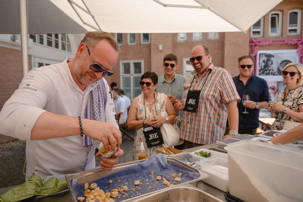 Hubert Wallner bereitet Calamari Fritti mit Kapern, Zitronenkaviar und Koriandermayonnaise zu. © Rene Strasser