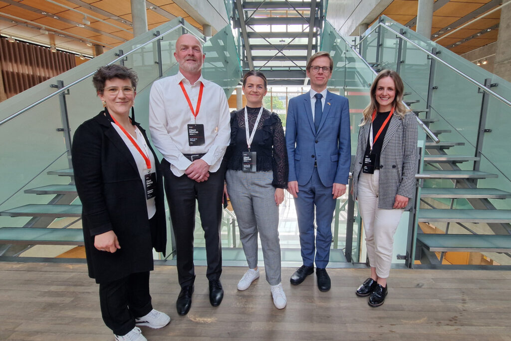 »Tixly«-Business-Development-Managerin Magdalena Menheere, die »Tixly«-Geschäftsführer:innen Kjell Arne Orseth und Hrefna Sif Jonsdottir, der stellvertretende Botschafter von Island Ágúst Már Ágústsson und Julia Geiger von »Salzkammergut Ticket« beim Client Meetup von »Tixly« im »Felleshus« in Berlin. © Salzkammergut Tourismus Marketing GmbH