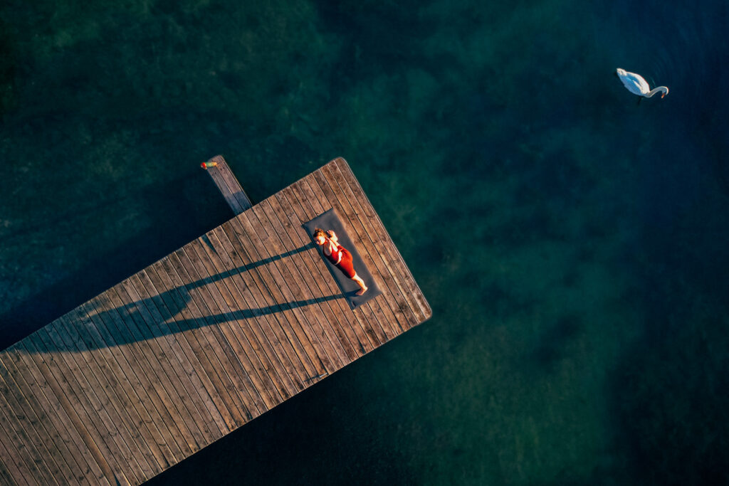 Das »Nichts« wird etwa durch den Blick auf das menschenleere Wasser von der Seesauna aus errlebbar. © Gert Perauer