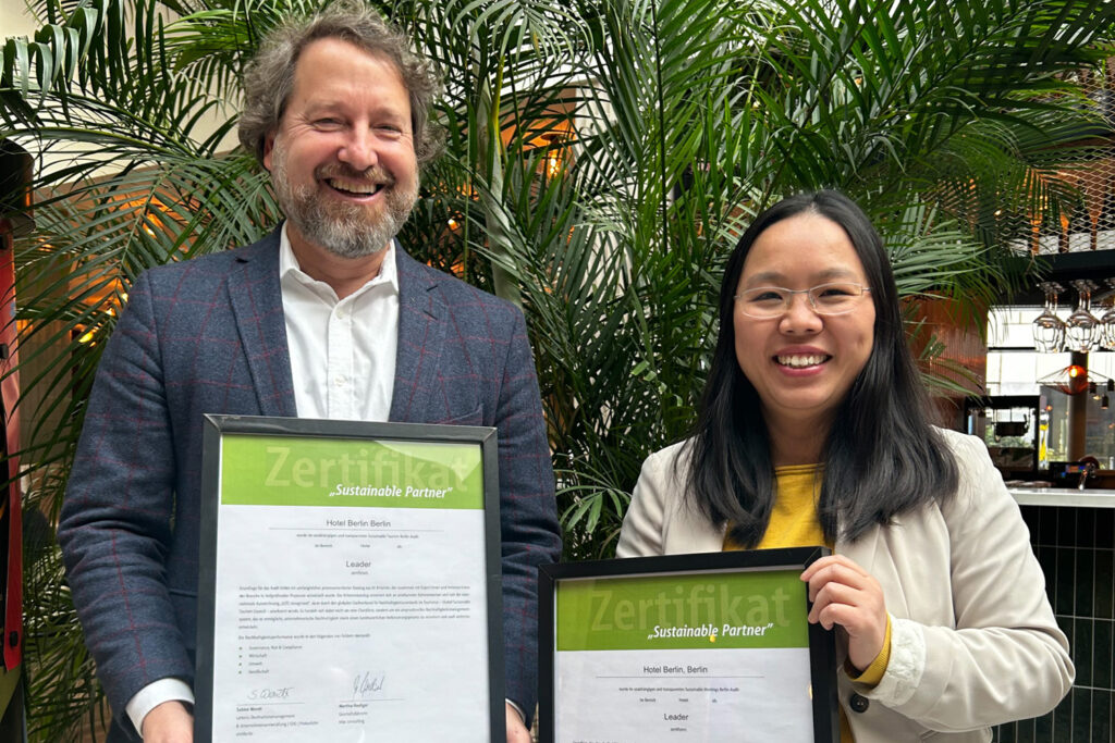 »Hotel Berlin, Berlin«-General-Manager Jan Henningsen und Sustainability-Managerin Xiao Zhu mit der Auszeichnung »Sustainability Leader«. © Hotel Berlin, Berlin