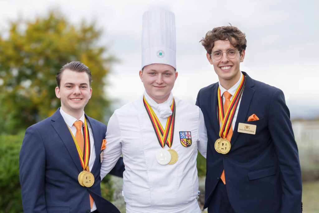 Die Gold-Gewinner: Restaurantfachmann Johannes Lauth, Hotelfachmann Linus Doufrain und Koch Dennis Schneider © Thomas Fedra