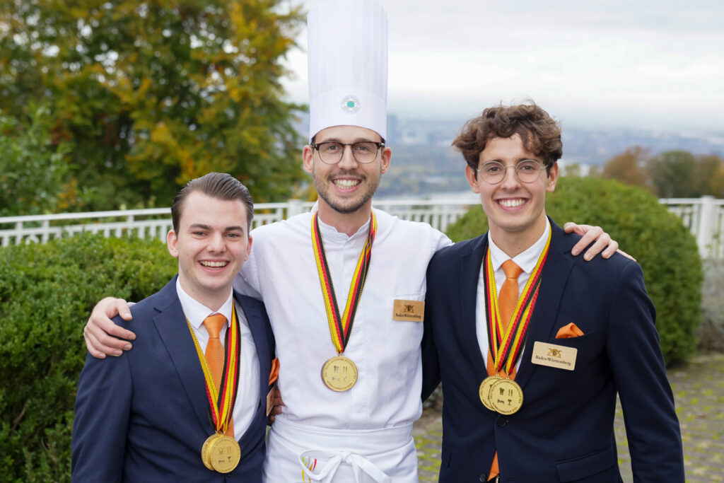 Die Siegermannschaft aus Baden-Württemberg: Restaurantfachmann Johannes Lauth, Koch Tim Siebeneich und Hotelfachmann Linus Doufrain © Thomas Fedra