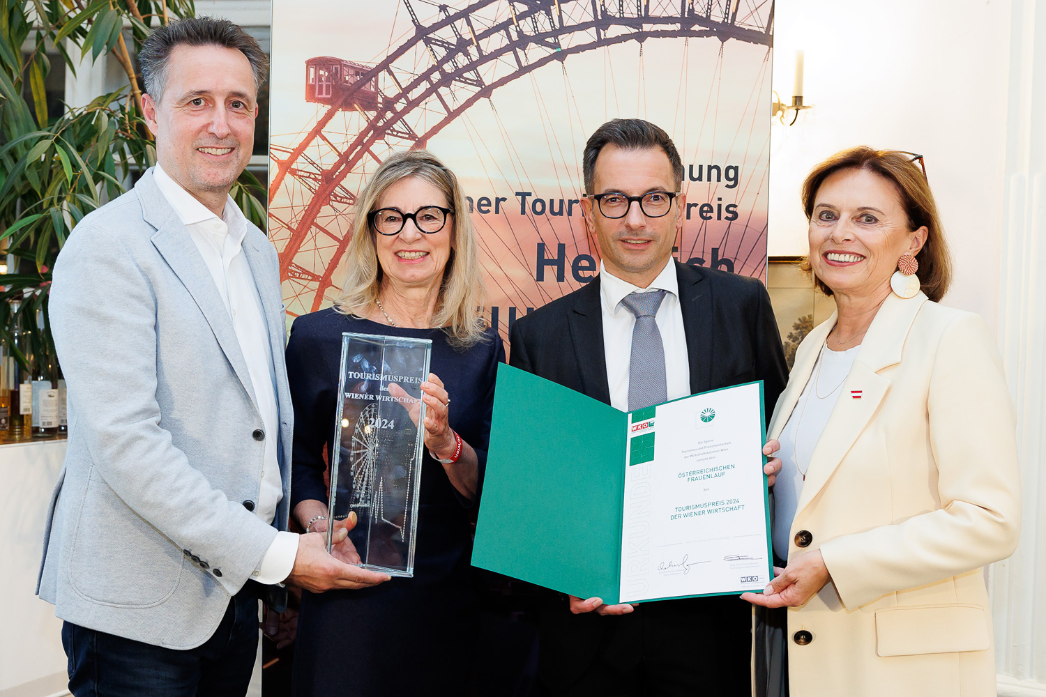 Tourismus-Obmann Markus Grießler, die »Frauenlauf«-Organisator:innen Ilse Dippmann und Andreas Schnabl sowie Tourismus-Staatssekretärin Susanne Kraus-Winkler. © WKW/Wieser