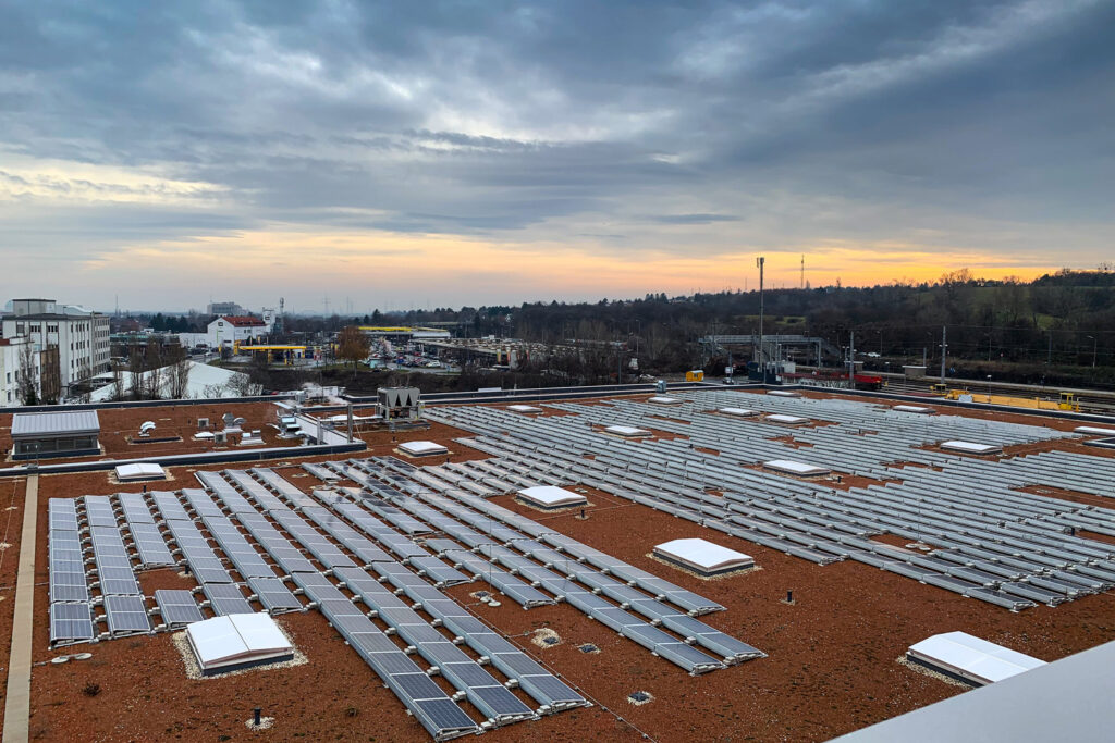 Die Photovoltaikanlage auf der Wiener Firmenzentrale. © Del Fabro Kolarik