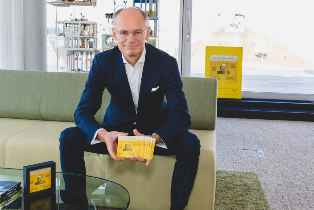 Post-Generaldirektor Walter Oblin mit den ersten Exemplaren der neuen Sonderbriefmarke. © Österreichische Post AG