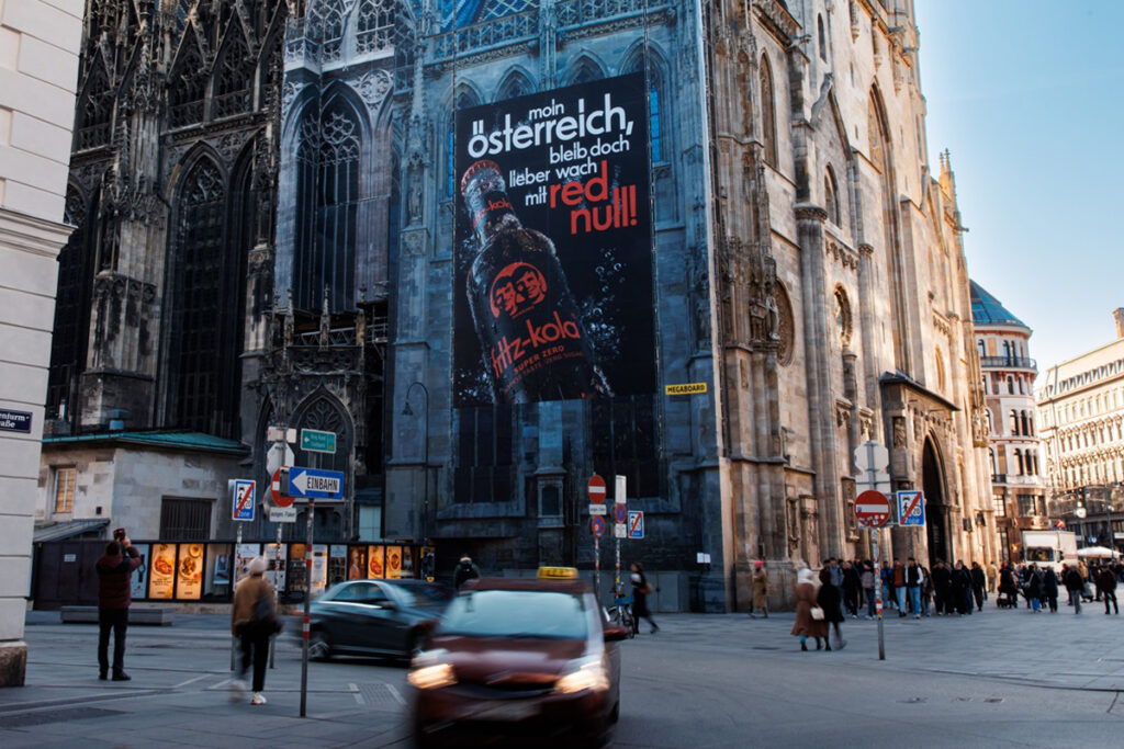 Das »Fritz-Kola«-Megaboard am Stephansdom © Adrian Almasan