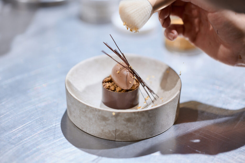 Das Dessert von Johannes Warmuth zur Aufgabe »Pastry Play«. © Chocolate Akademie Köln/Nico Kleemann