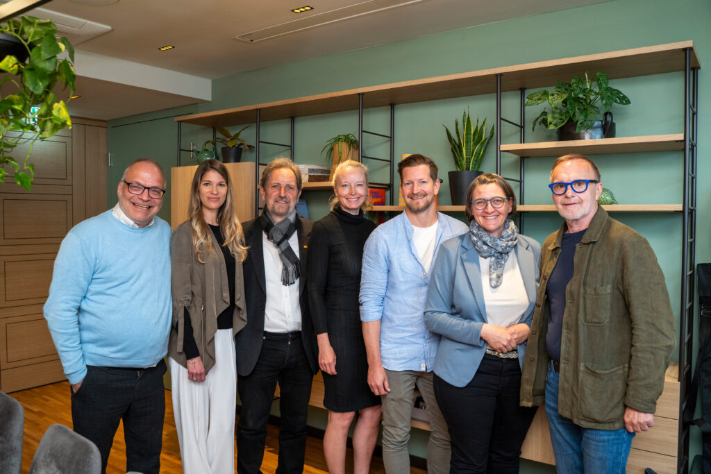 v.l. Simon Ziegler, Die BiowirtInnen, Alexandra Seyer-Gmeinbauer, Gaumen Hoch, Andreas Höritzauer, Demeter Österreich, Michaela Russmann-Matzner, Die BiowirtInnen, Andreas Achleitner, Enkeltaugliches Österreich, Barbara Riegler, BIO AUSTRIA, Reinhold Gmeinbauer, Gaumen Hoch.