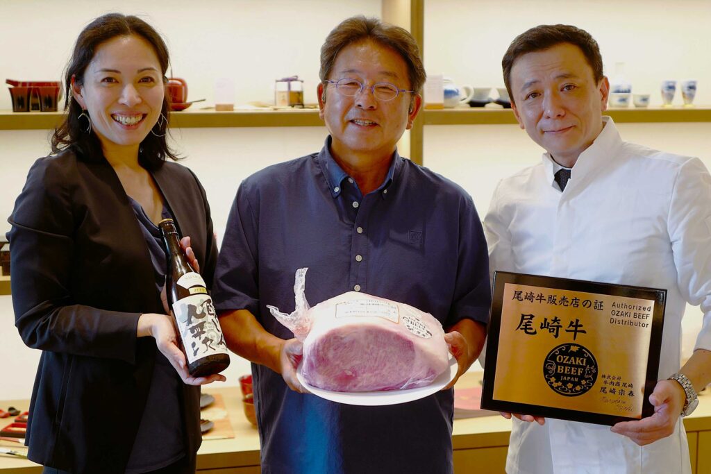 Rares Rind für Österreich: Juri Iwata, Züchterlegende Muneharu Ozaki und Kenji Oya (»Wagyu Masters«).