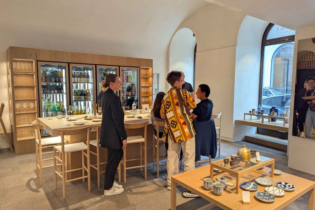 Am großen Tisch verkosteten die Gäste Sake-Spezialitäten kredenzt vom Sake-Sommelier der »Shiki Boutique«.
