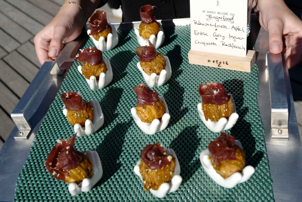 Fingerfood, wörtlich: Sören Herzigs Häppchen stimmten auf das Salinen-Kochbuch ein.