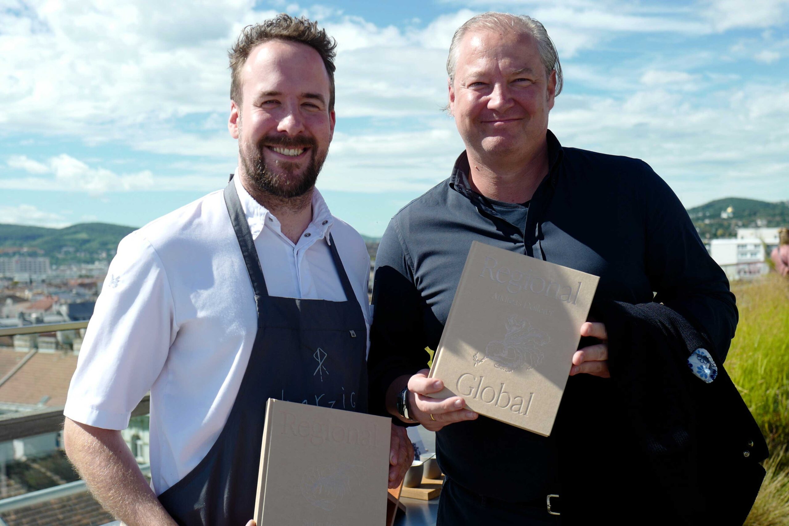 Sören Herzig und Andreas Döllerer stellten ihre Rezeptsammlung mit heimischem Bergsalz über den Dächern von Wien vor.