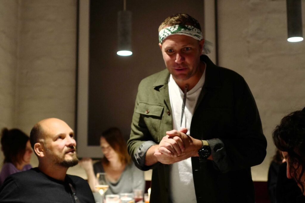 Dirk Hany liefert Erklärungen direkt am Tisch – die Interaktion ist eine Stärke der »Bar am Wasser«. Falstaff PROFI