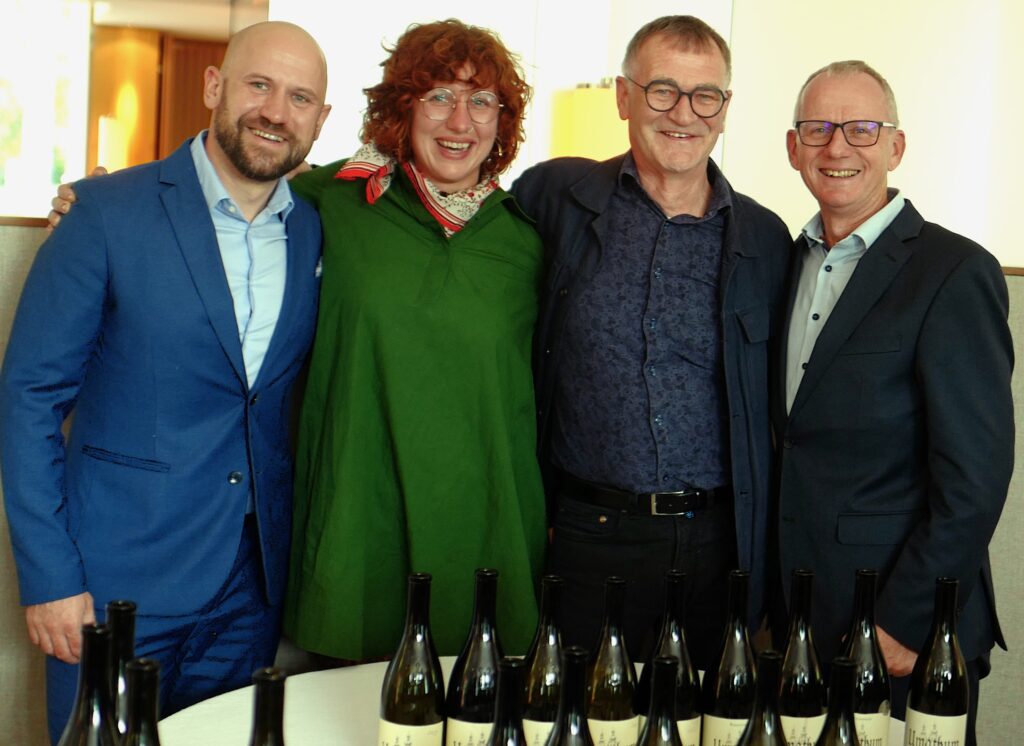 Freunde der Trinkreife: Benjamin Mayr, Sophie Butz, Josef Umathum und Manfred Nestl bei der Vorstellung des Ried Kirchberg 2015.