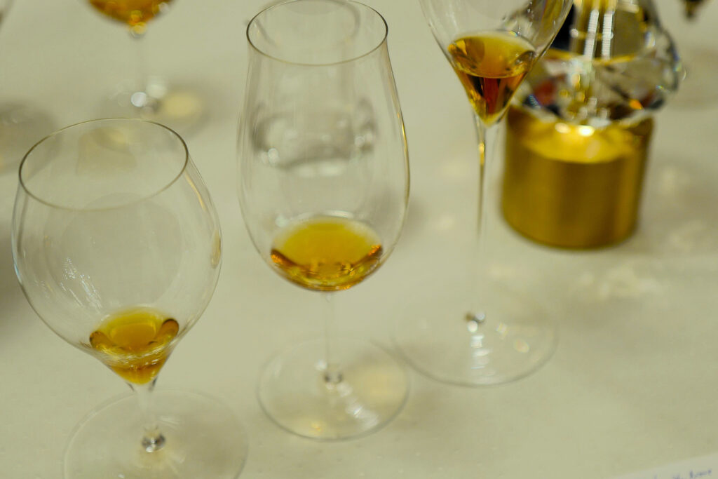 Formen-Vielfalt und Überraschungen: Rarer Whisky kam in Champagner- und Wassergläser. 