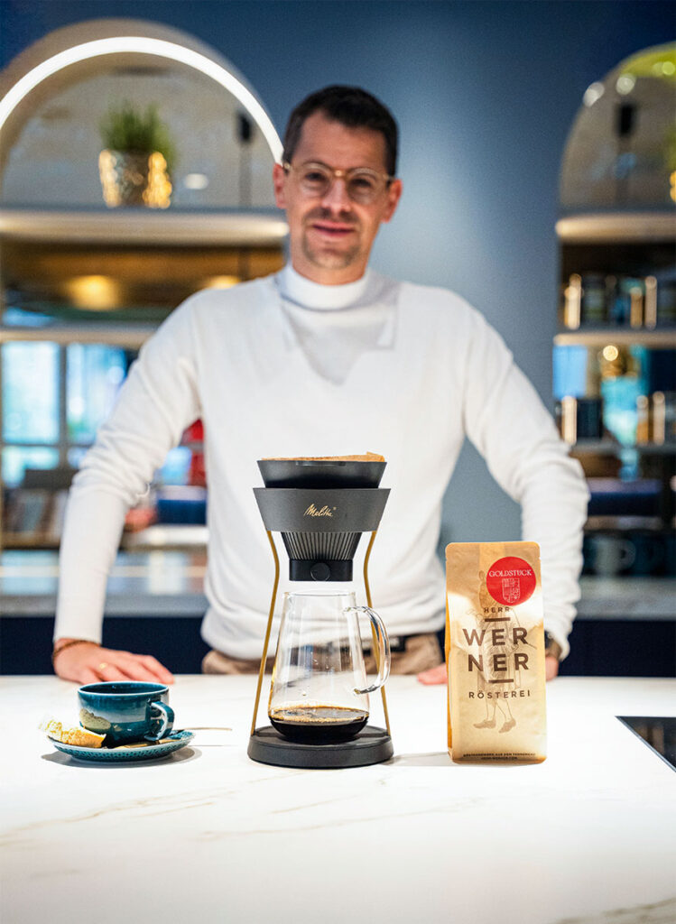 Kaffee am Hotelzimmer, Andreas Kittl ANDREAS KITTL»Hotel Goldstück«, Saalbach-Hinterglemm - falstaff PROFI